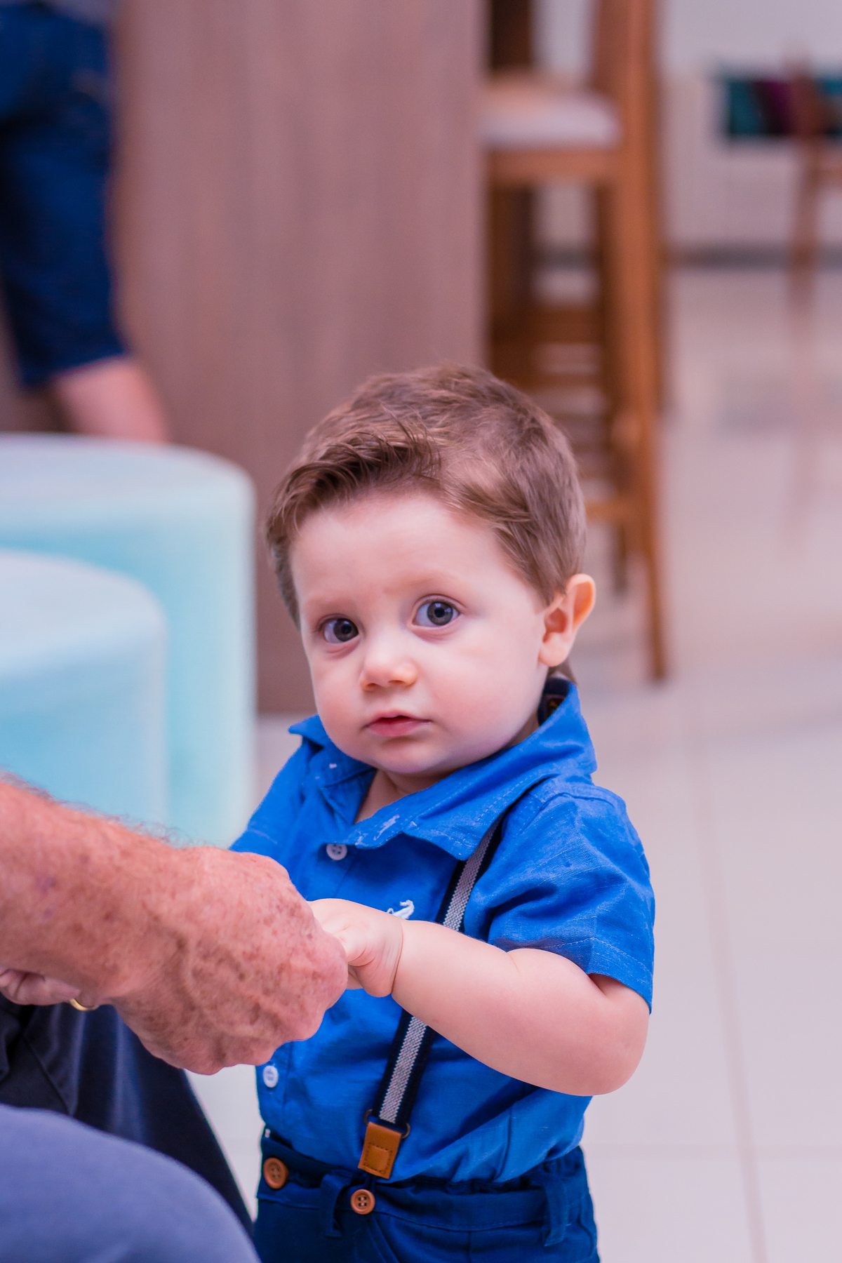 aniversariante olhando para a câmera