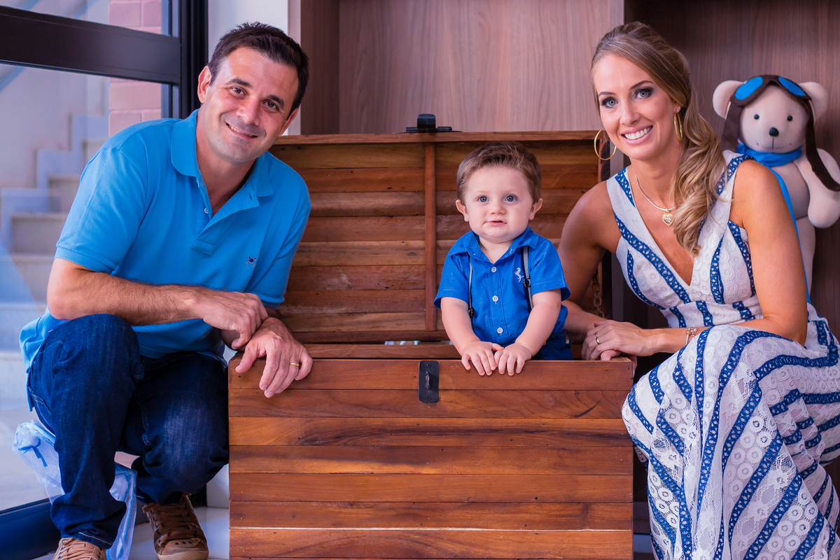 aniversariante dentro da caixa de presentes