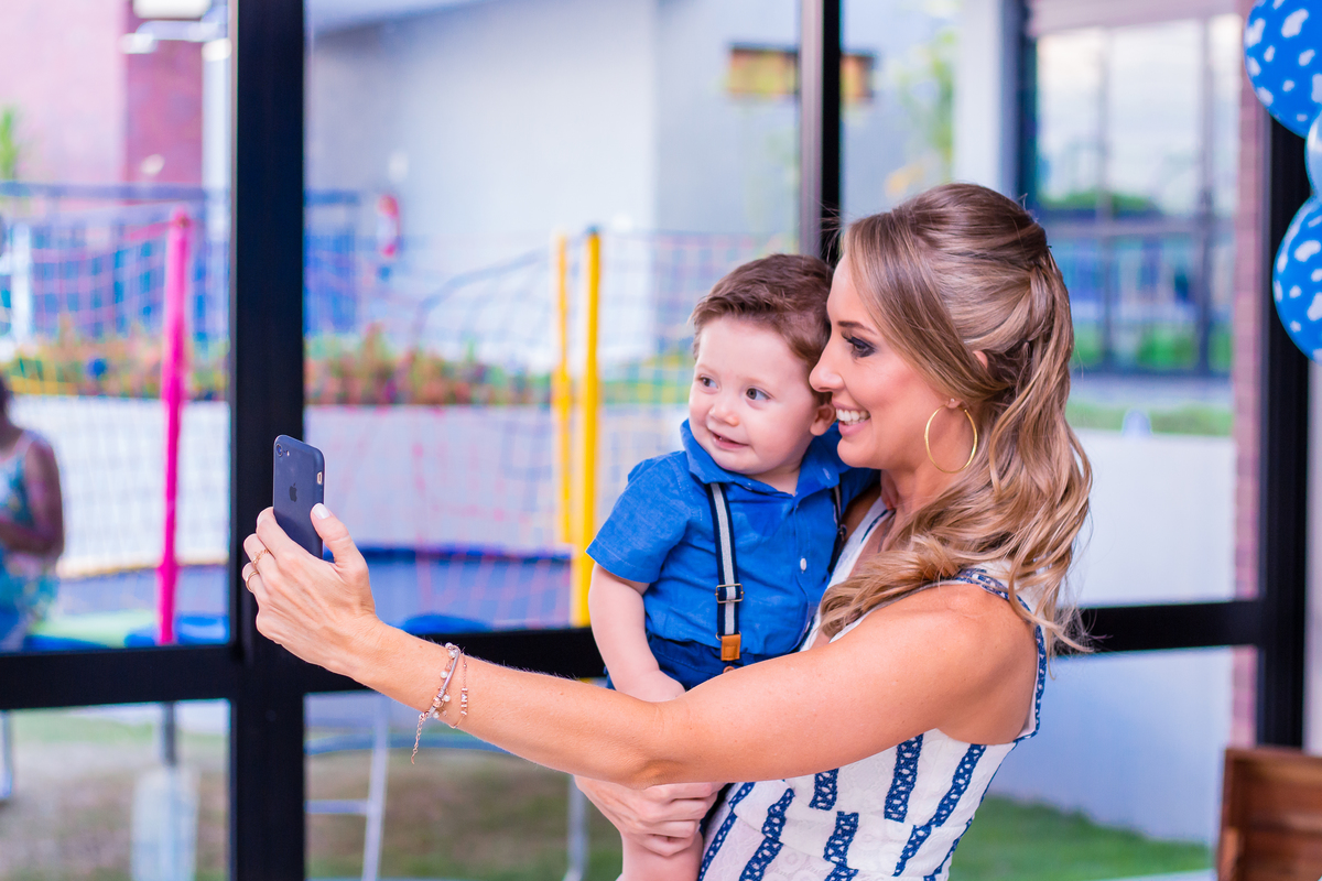 mãe e filho tirando selfie em aniversário