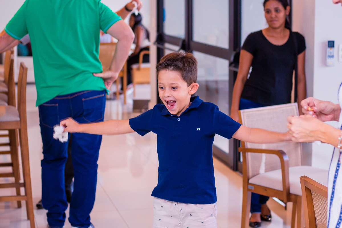 menino comemorando em aniversário