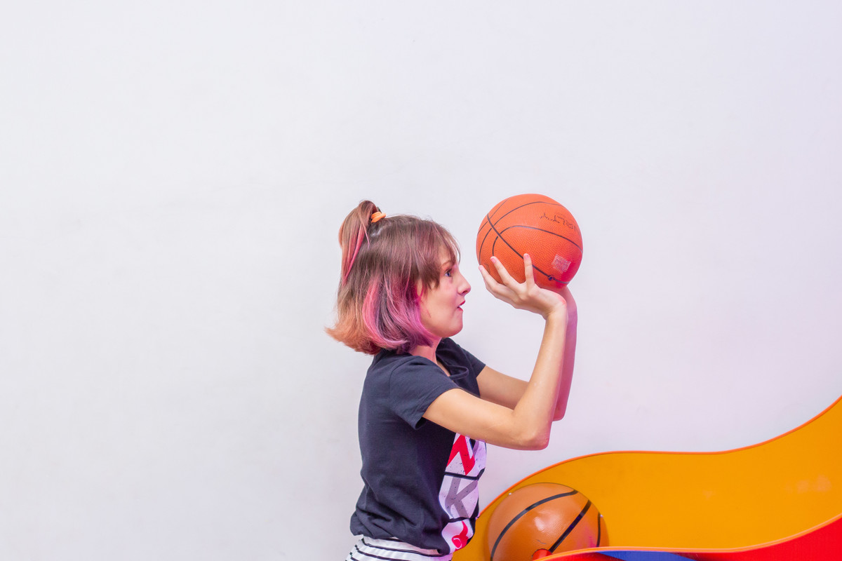 menina de cabelo rosa jogando basquete em aniversário