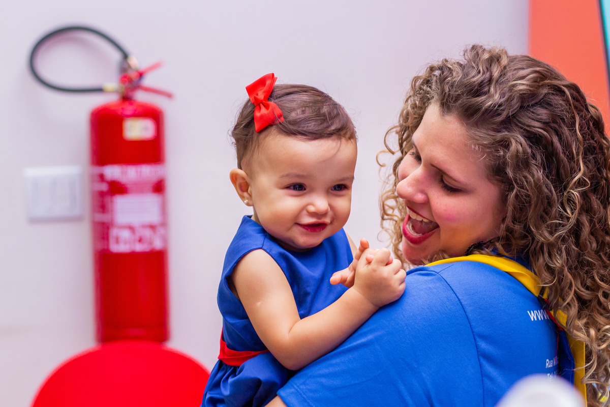 Tia e aniversariante sorrindo em sua festa de aniversário