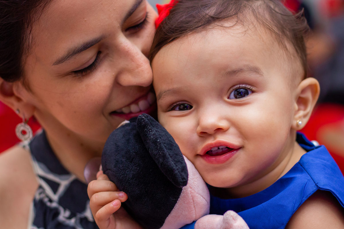 Mãe e filha sorrindo em aniversário