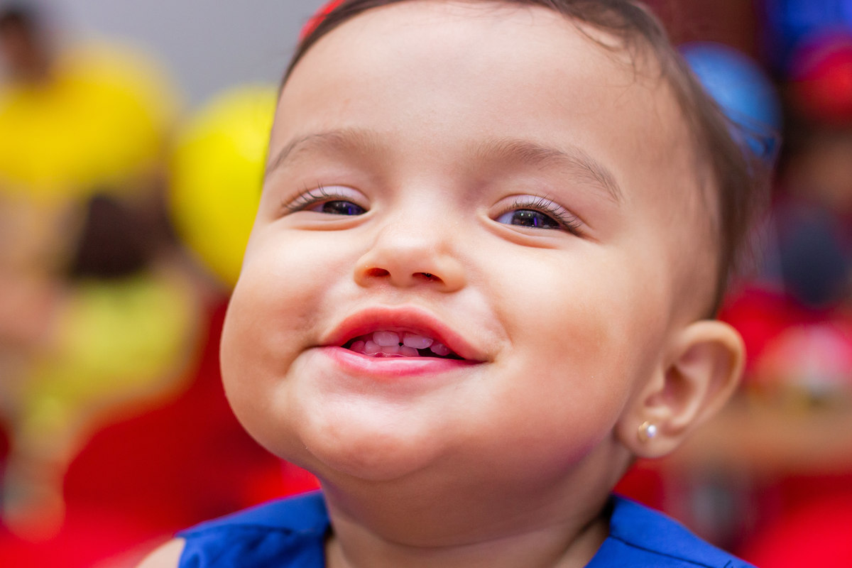 aniversariante mostrando os dentinhos em sua festa