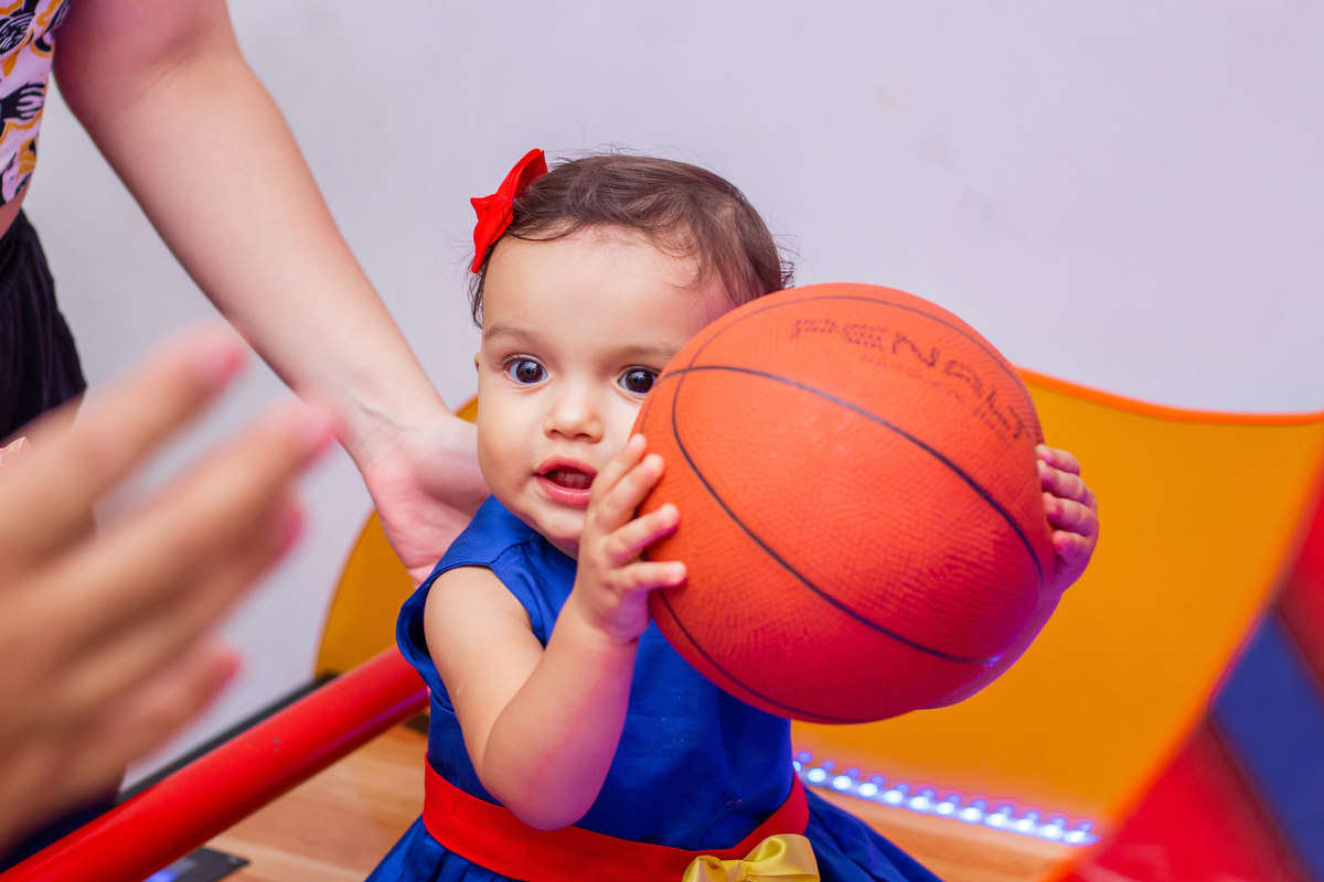 aniversariante brincando de basquete, nenê brincando com a bola de basquete