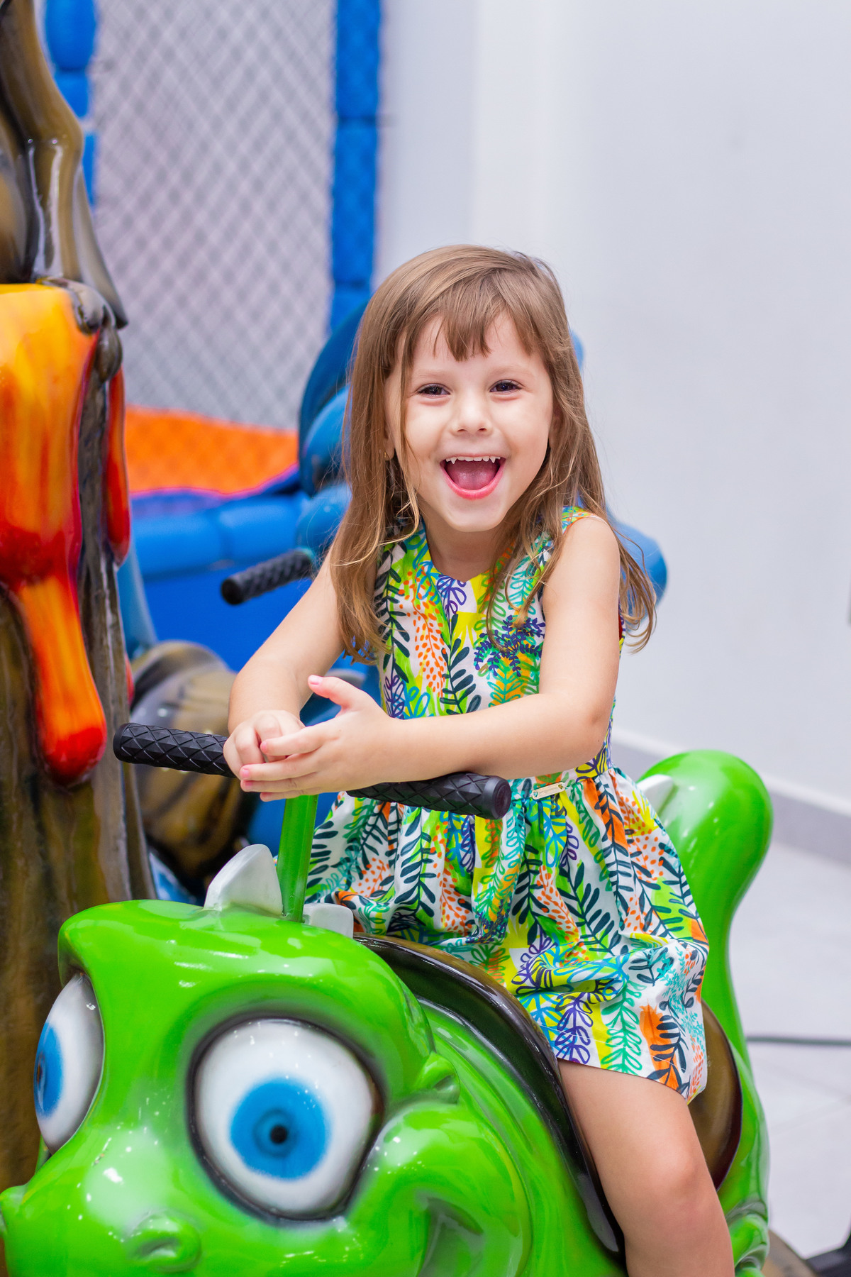 menininha brincando e sorrindo no gira gira