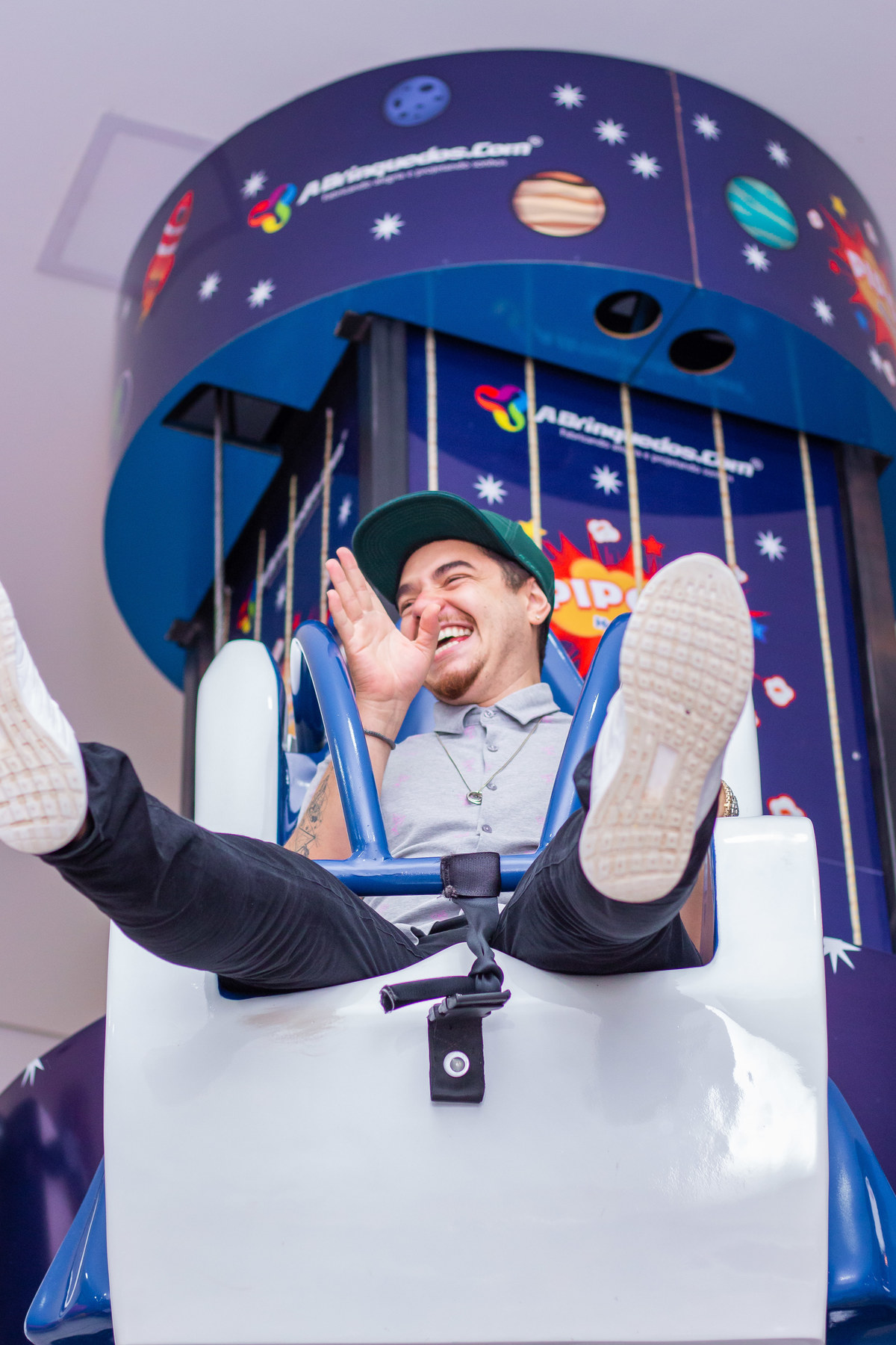 jovem brincando de elevador em aniversário