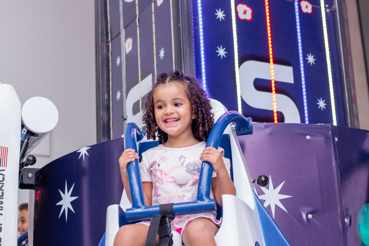 menininha brincando no elevador em aniversário infantil