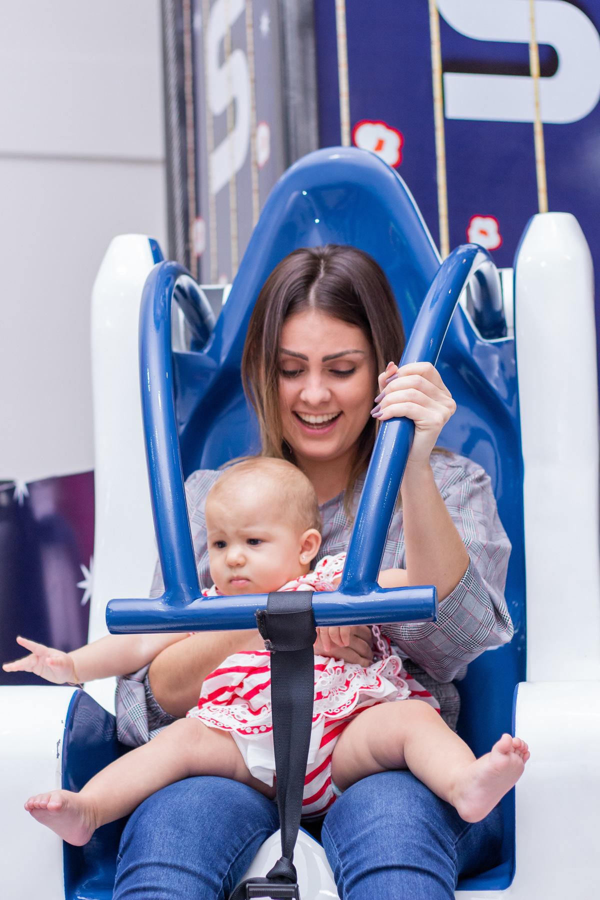 mãe e filha brincando no elevador em aniversário infantill