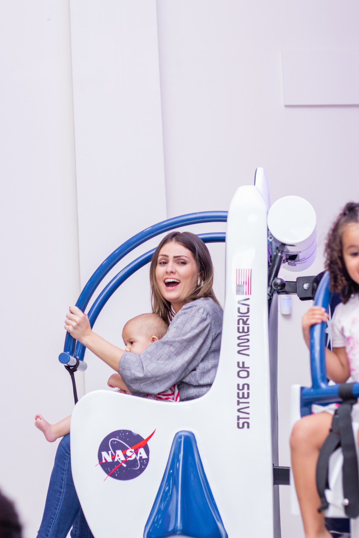 mãe rindo no brinquedo, mãe rindo no elevador do aniversário infantil