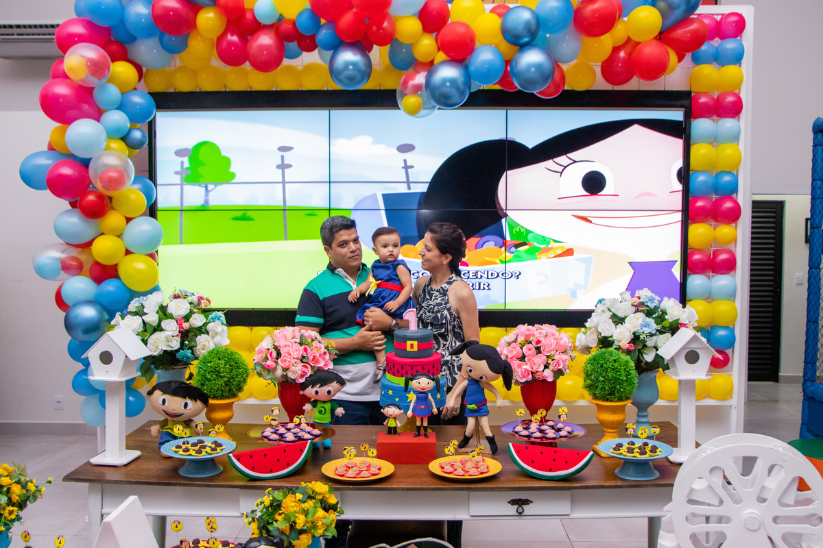 pais e filha na hora do parabéns