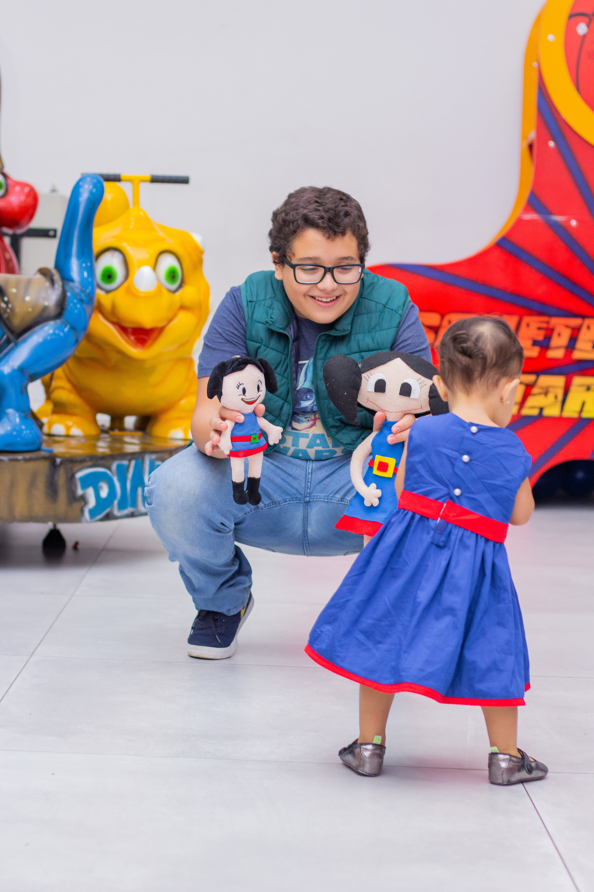 primo e aniversariante brincando de boneca, boneca em feltro show da luna
