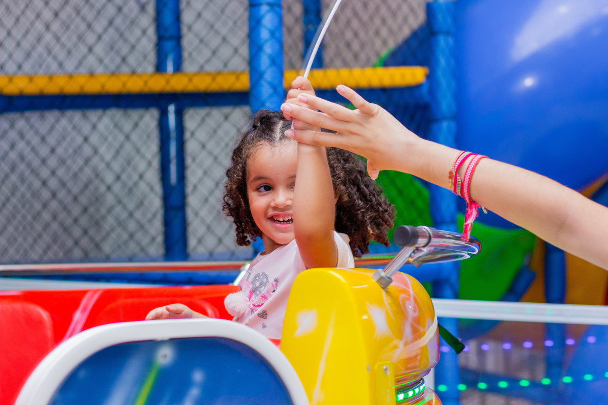 menina brincando de dar mão em brinquedo labamba