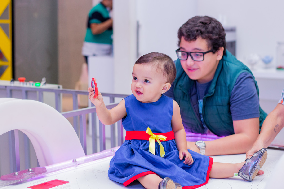 aniversariante brincando com o disco do air hockey