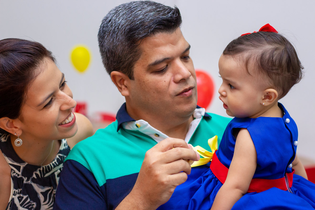 pais conversando com a filha em aniversário