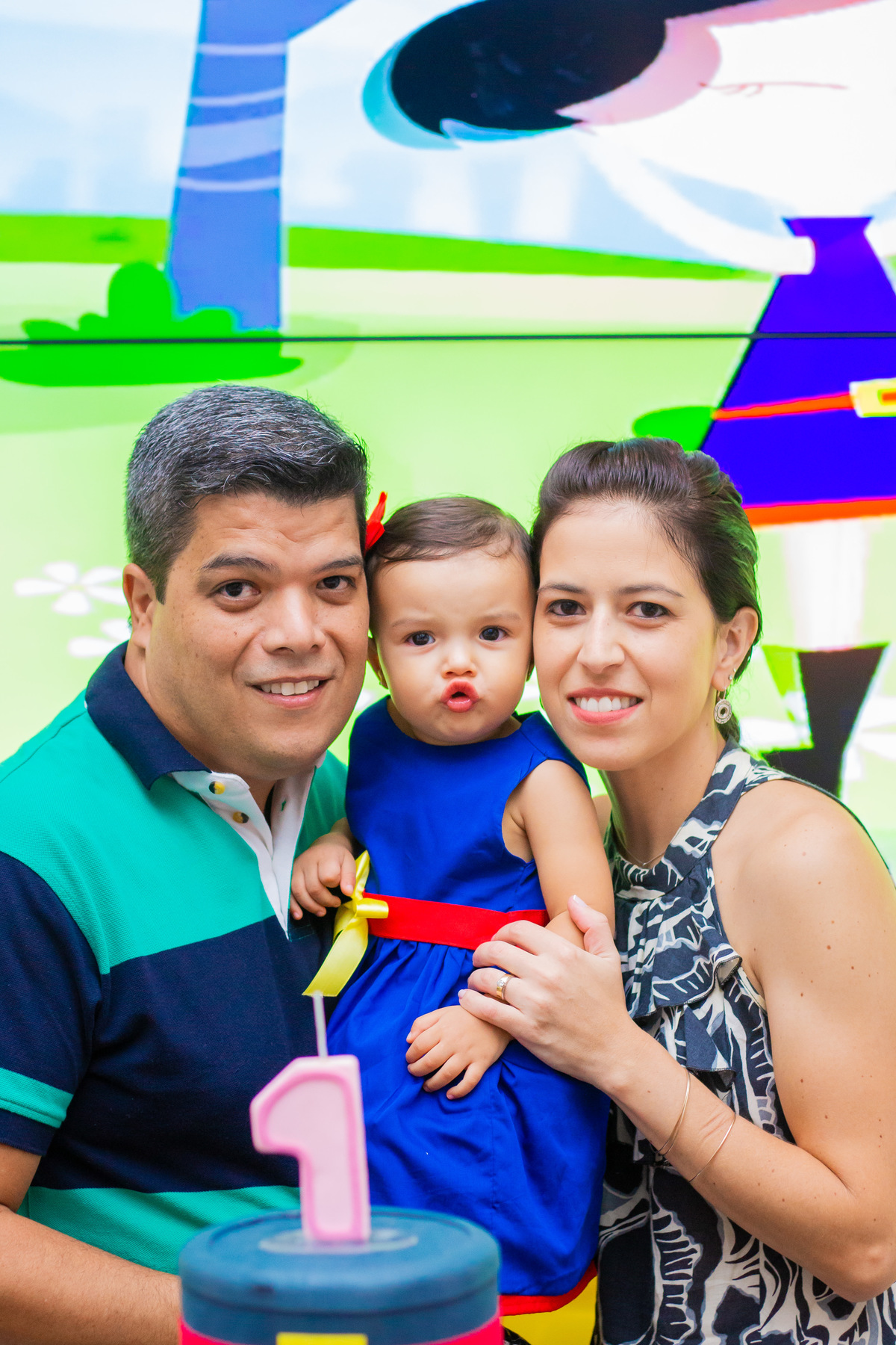 Pais e aniversariante fazendo biquinho