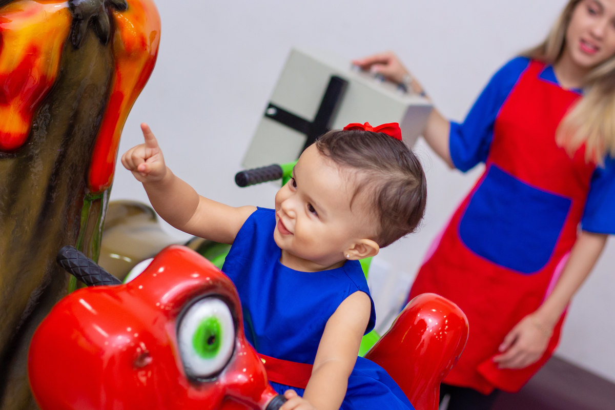 nenê brincando no gira gira