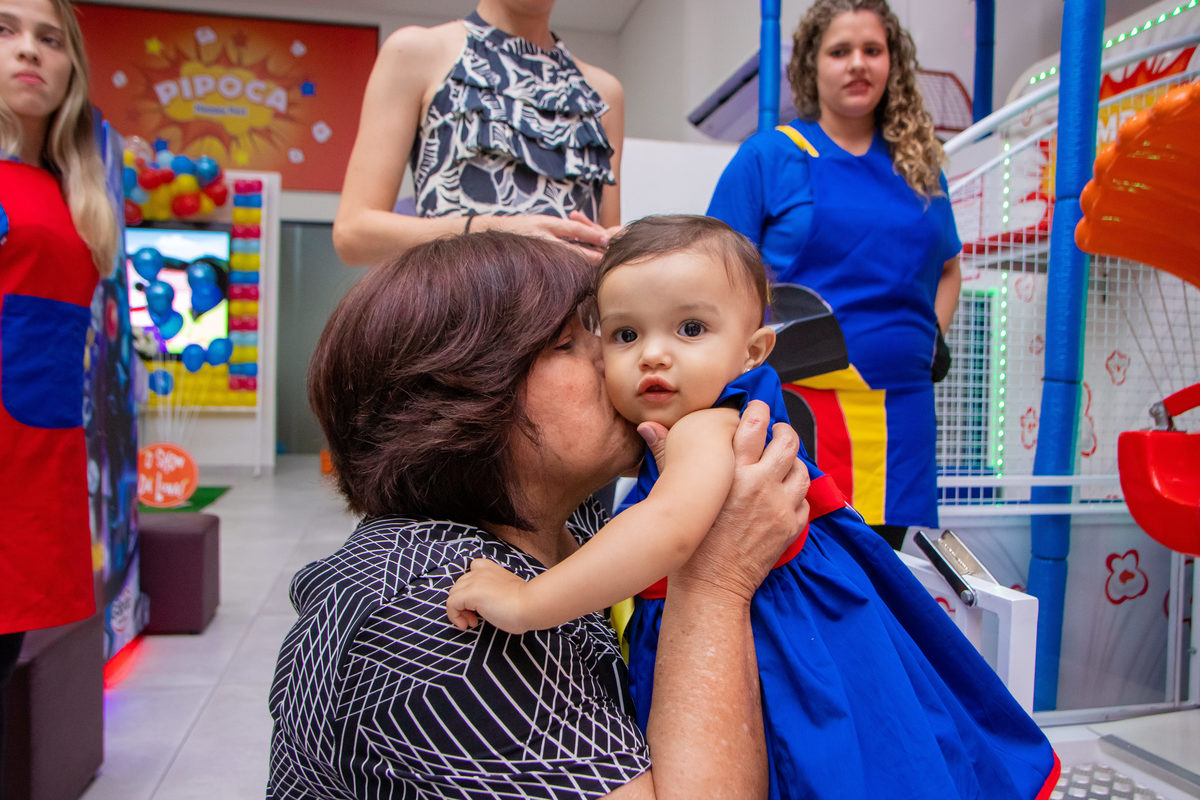 aniversariante ganhando beijo da convidada