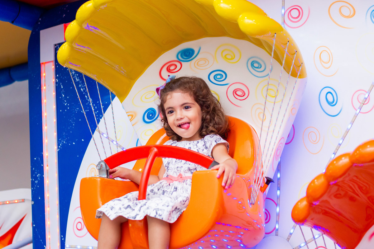 menina fazendo careta em brinquedo do buffet