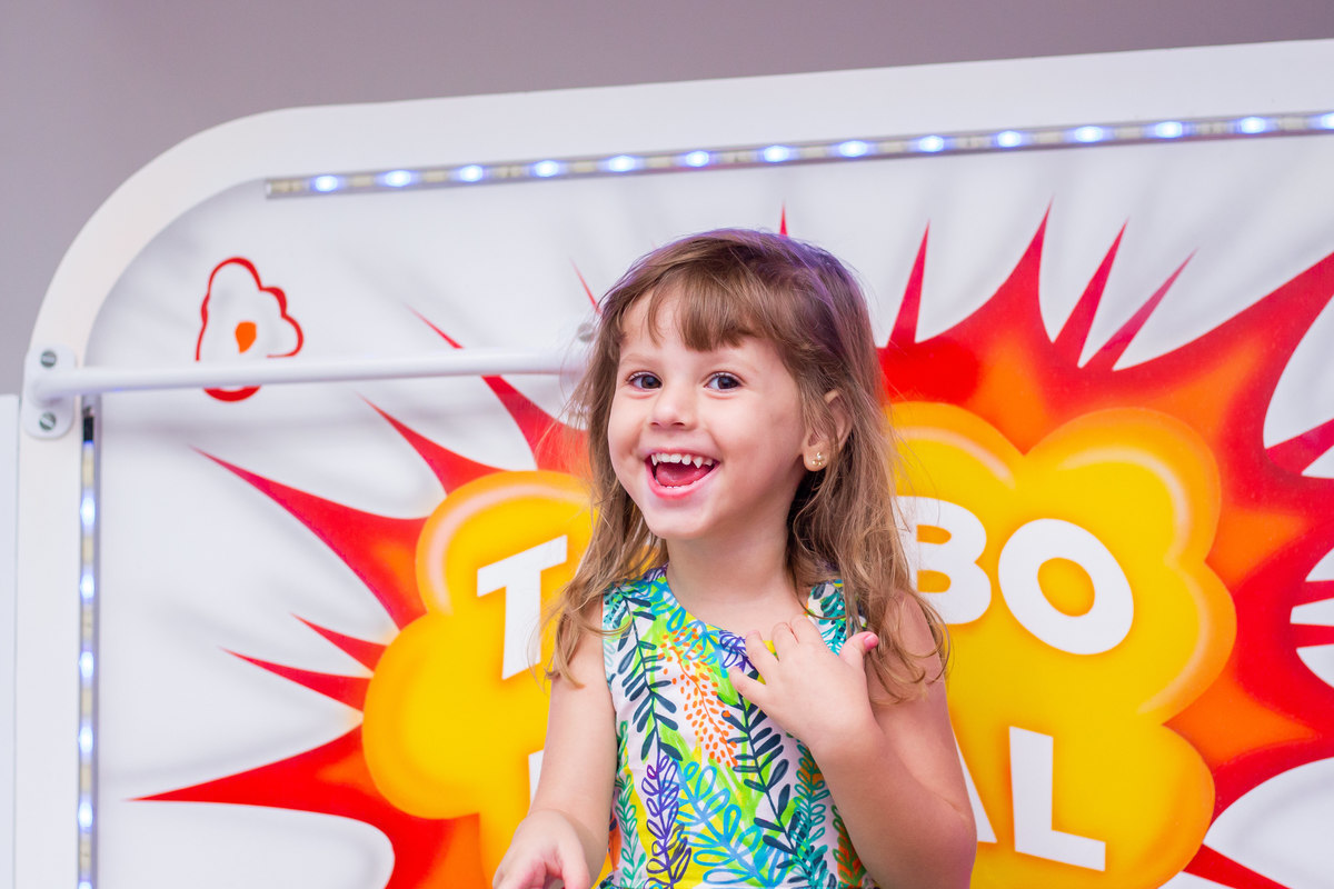 menina brincando no tombo legal