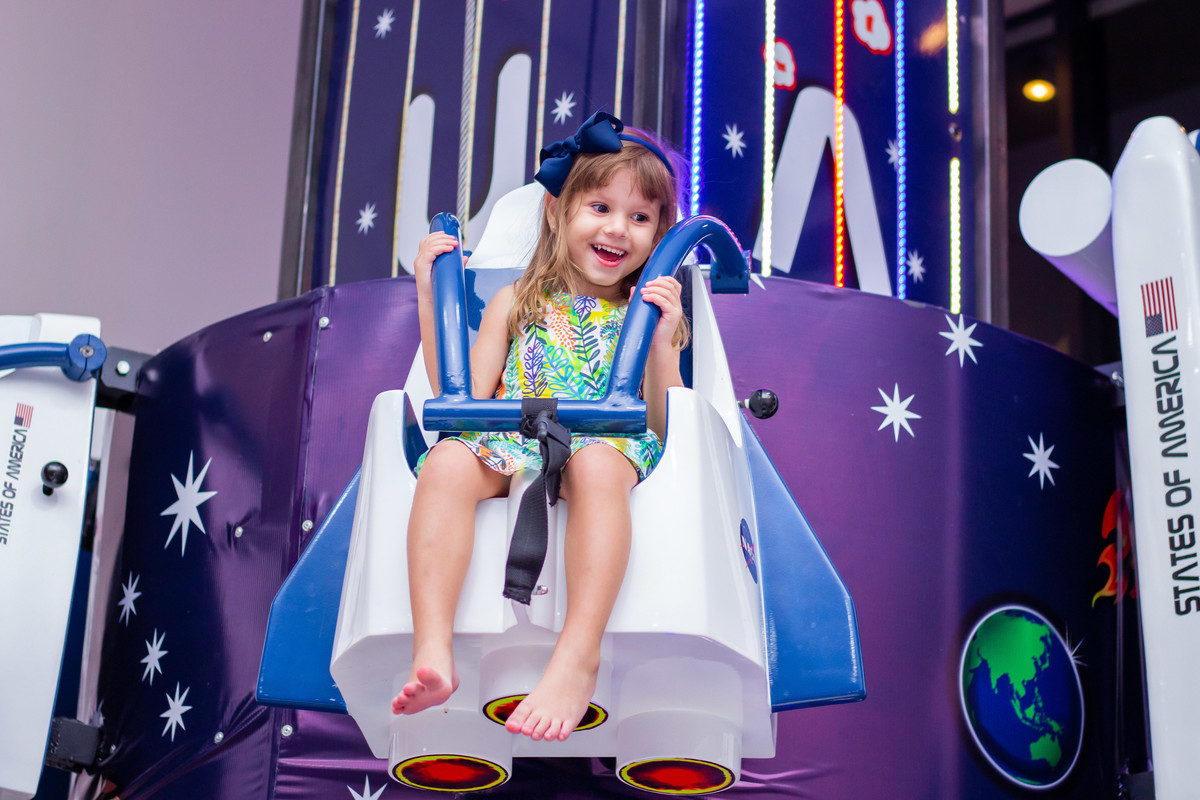 criança se divertindo no brinquedo elevador em aniversário