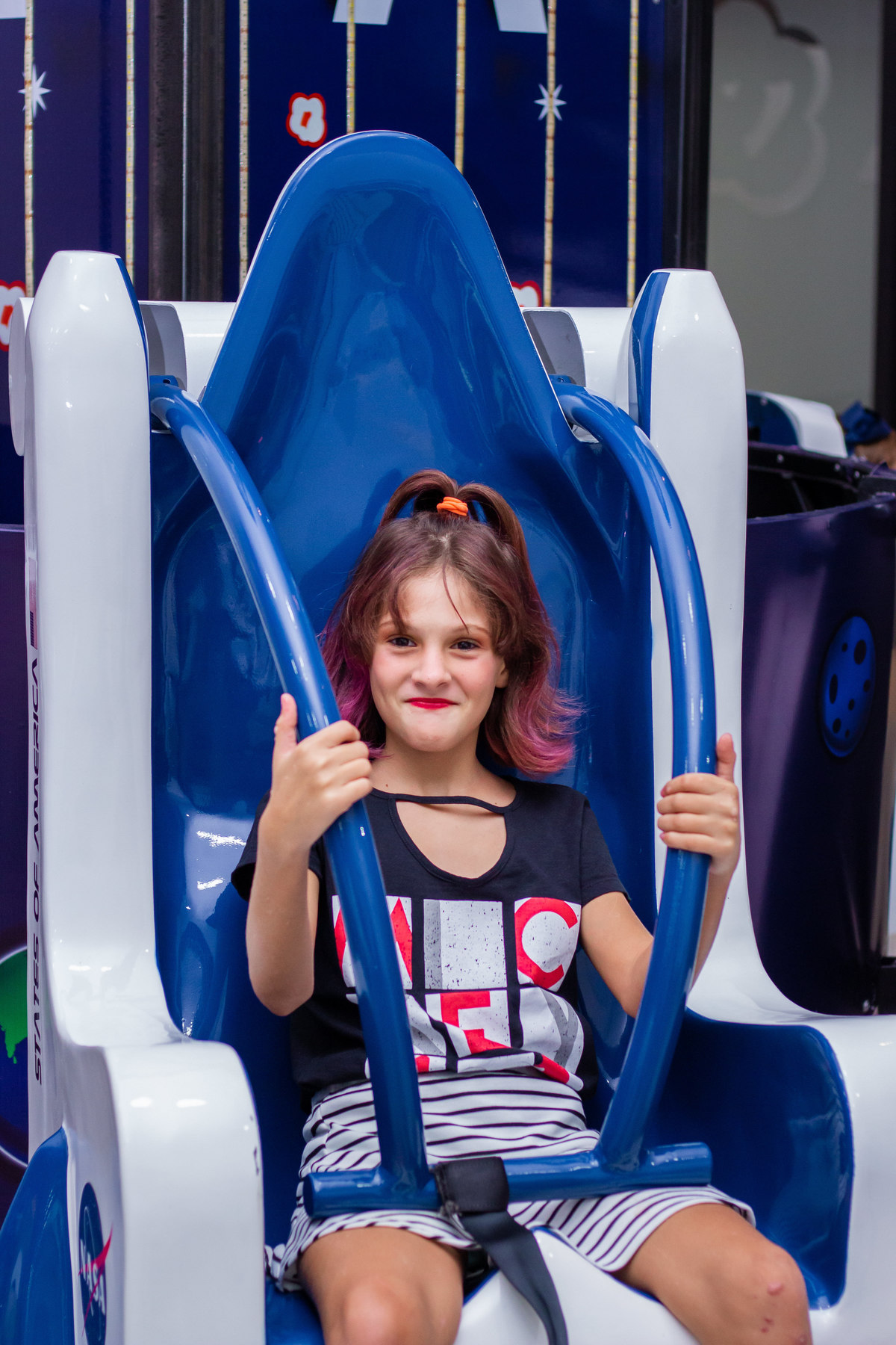 menina de cabelo rosa brincando em elevador no aniversário