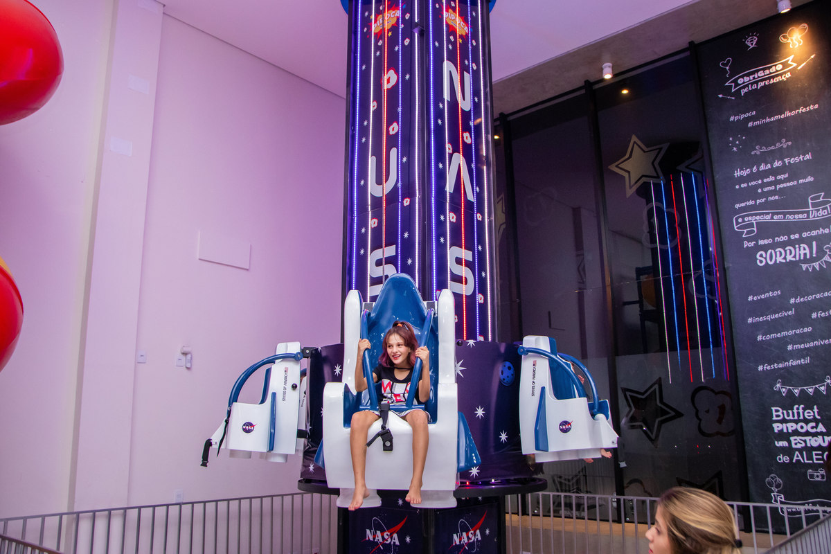 menina brincando em foguete no aniversário