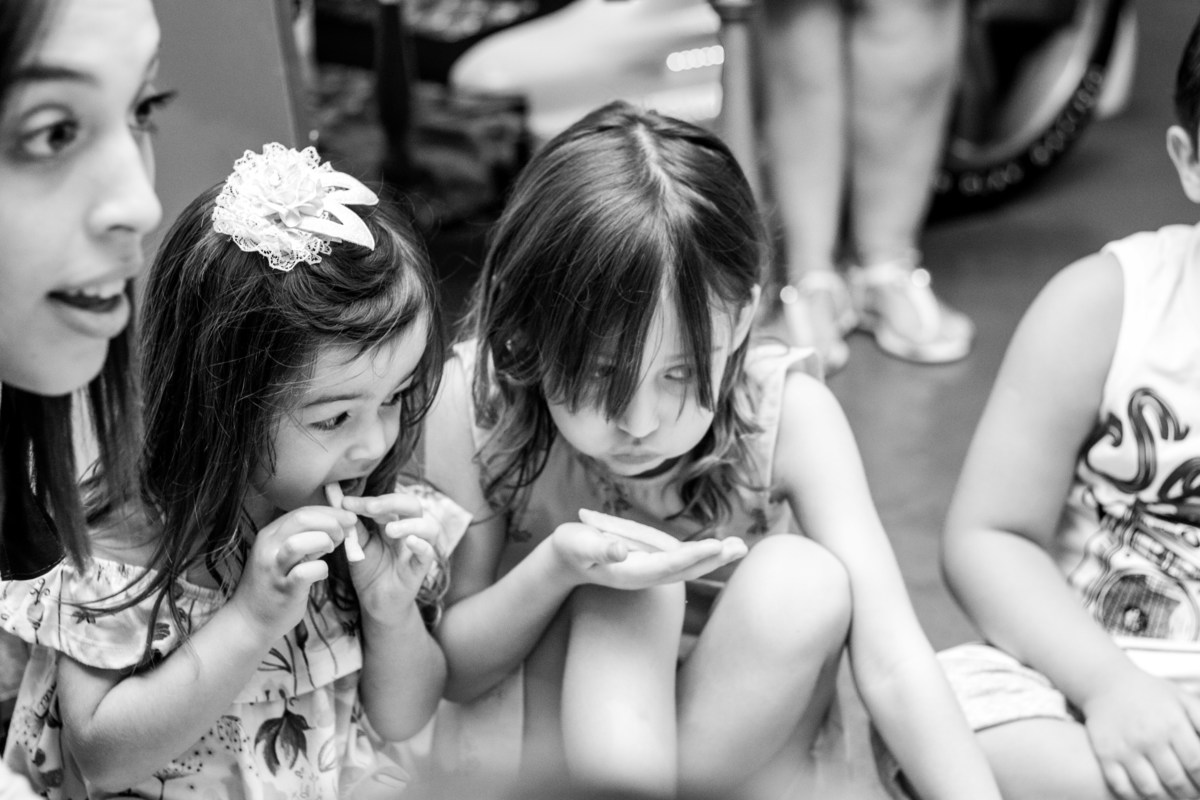 Amigas esfriando a batata frita em aniversário