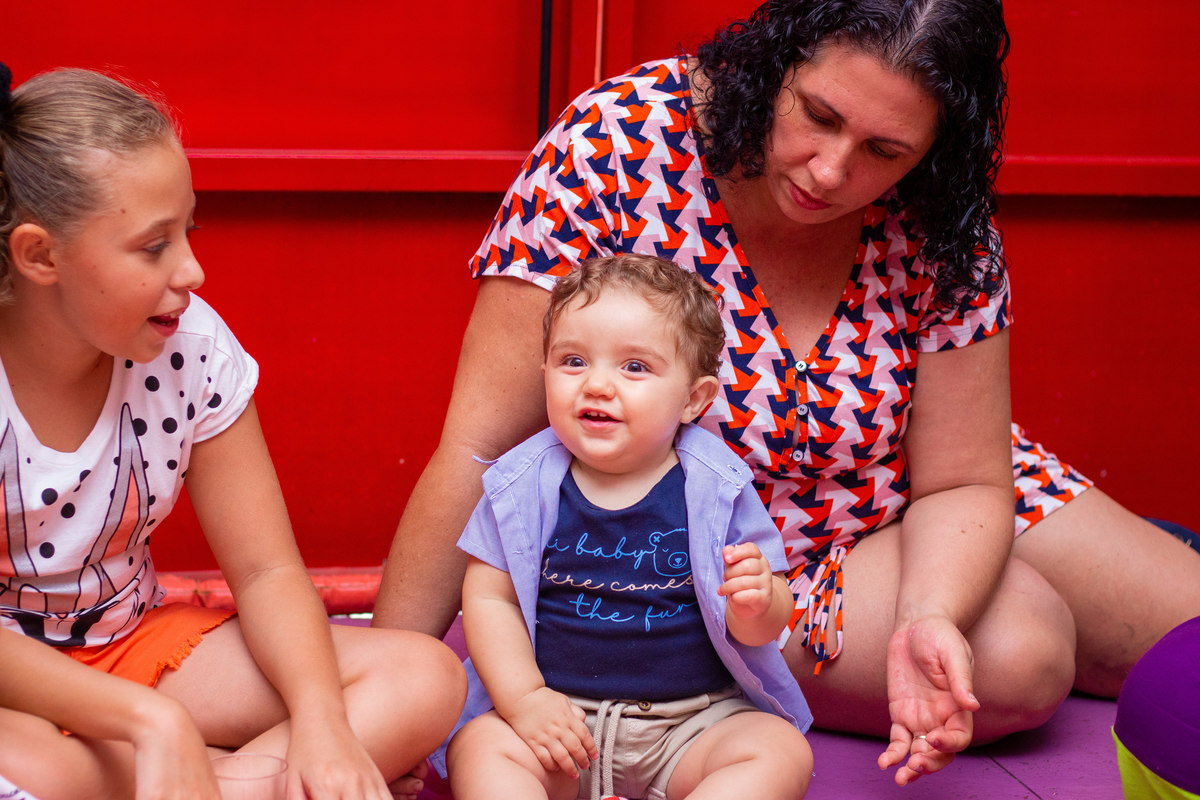 Aniversariante comendo em sua festa
