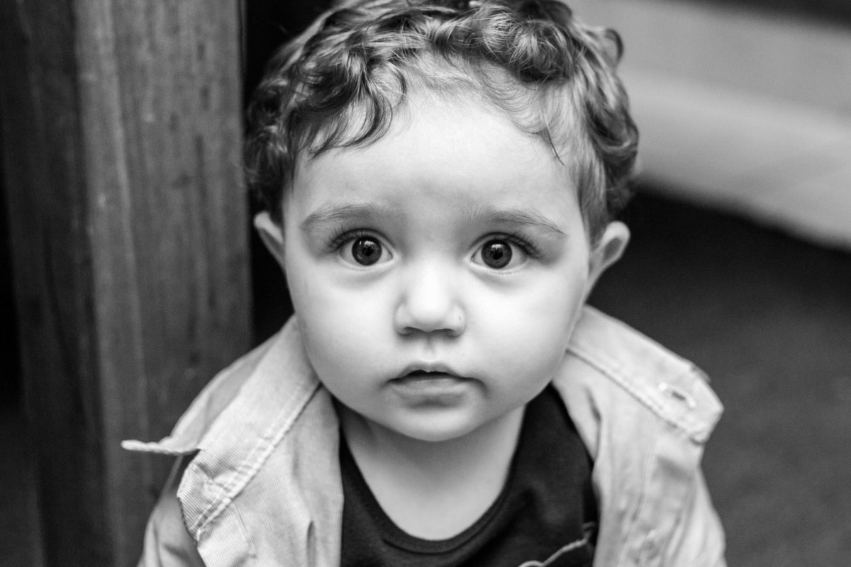 Nenê olhando para a câmera 