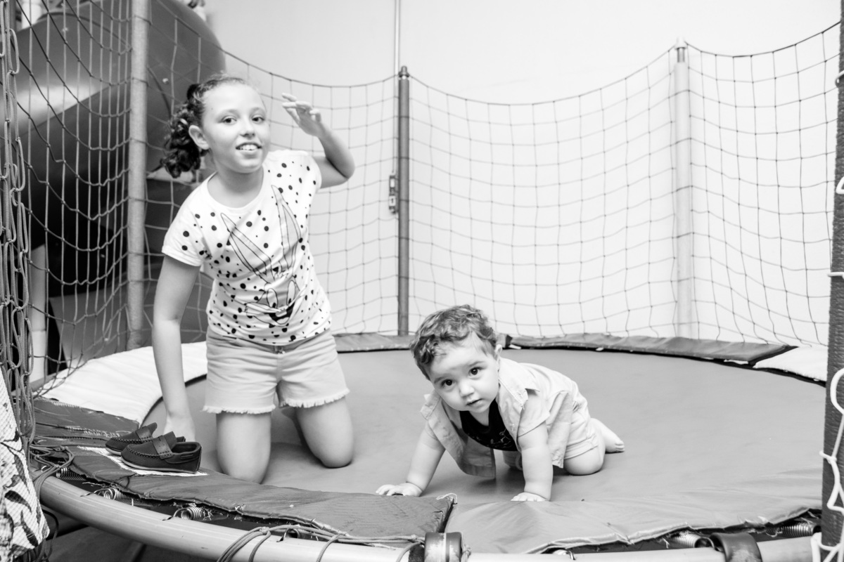 Primos na cama elástica