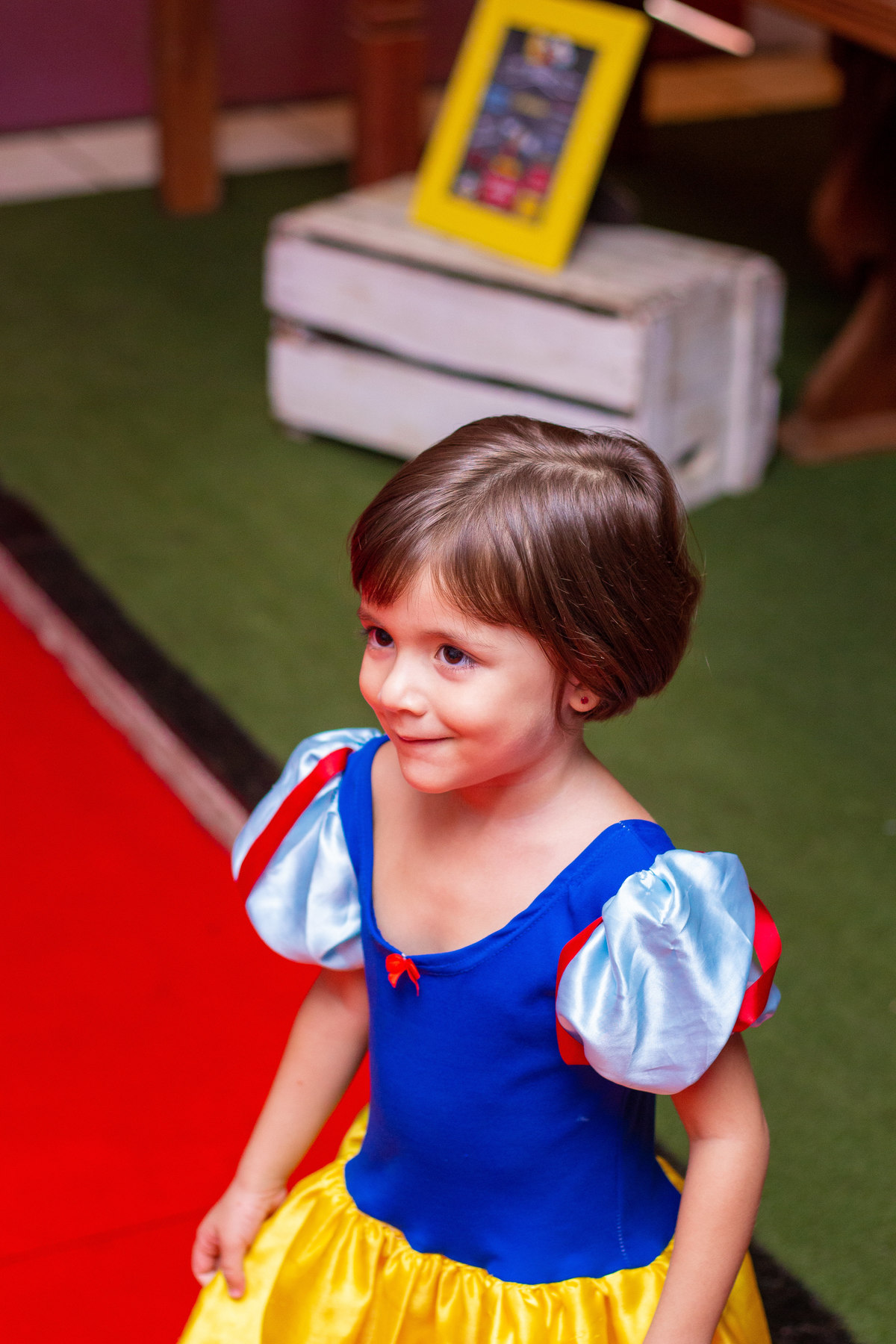 Menina de cabelo curto fantasiada de branca de neve em aniversário