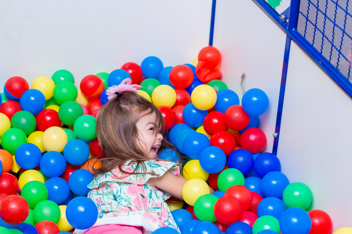 Criança brincando na piscina de bolinhas
