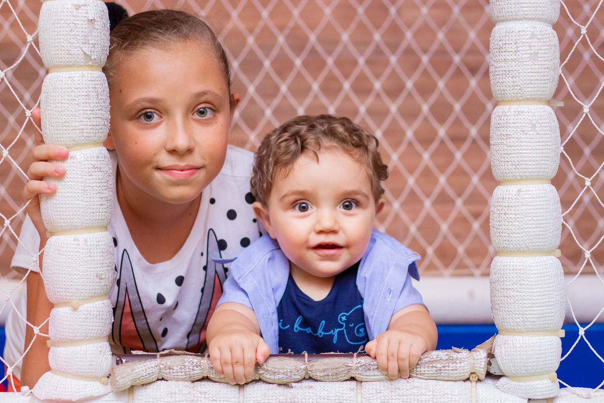 Aniversariante e prima sorrindo para a foto