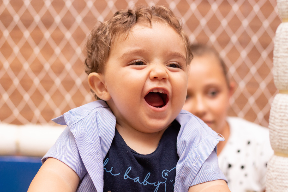 Aniversariante sorrindo na piscina de bolinhas