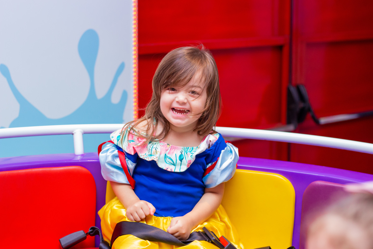 Menina de franja fantasiada de branca de neve brincando na labamba