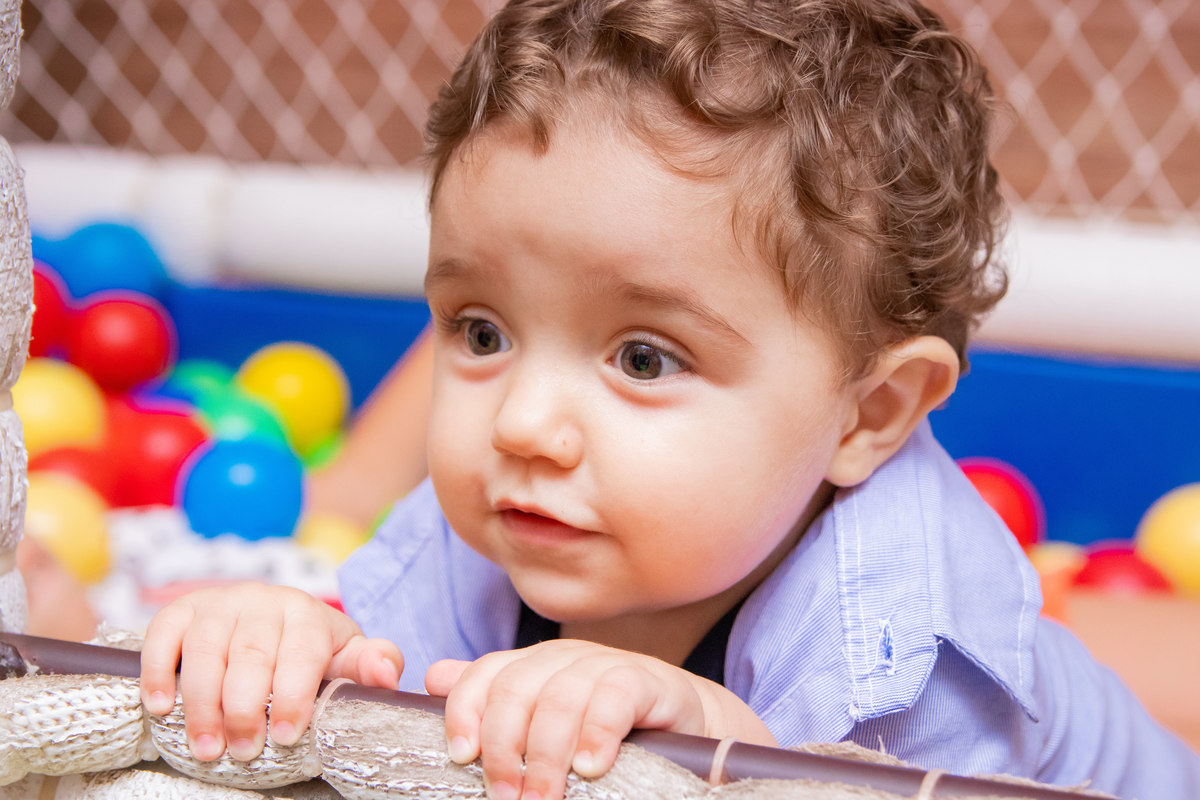 Aniversariante animado na piscina de bolinhas