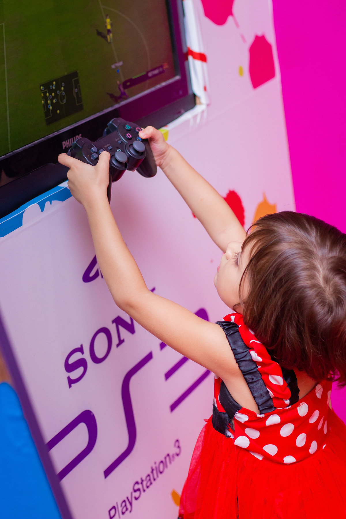 Menina com o controle de video game na mão, menina jogando play station 