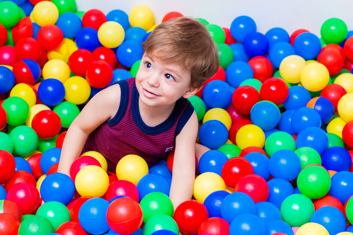 Nenê sorrindo na piscina de bolinhas do tombo legal