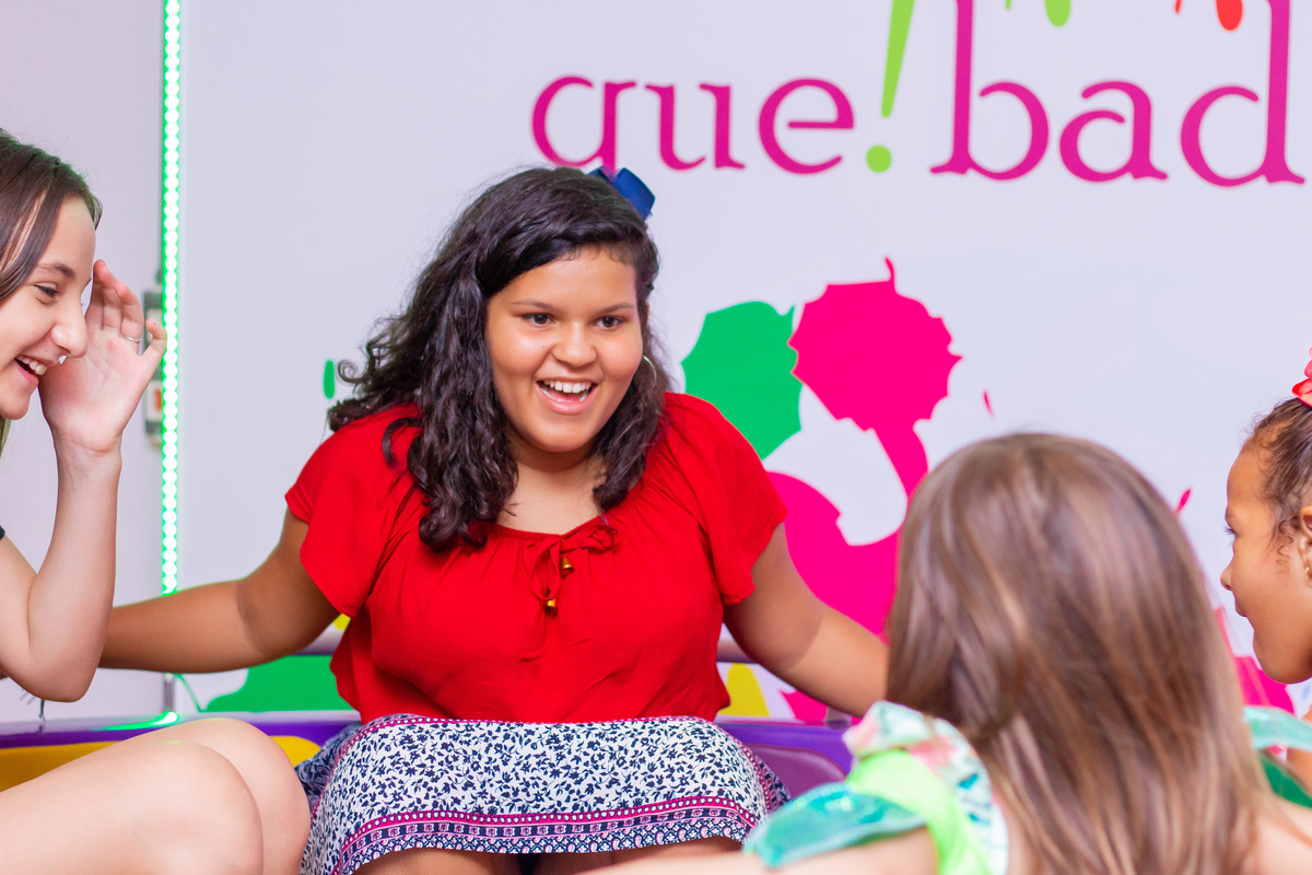 Adolescente rindo em brinquedo labamba