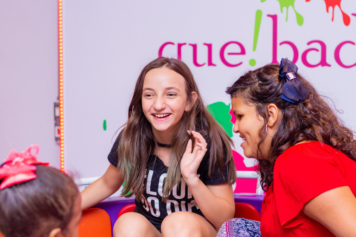 Amigas se divertindo em brinquedo labamba