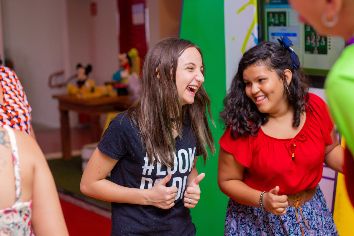Amigas  dançando em aniversário