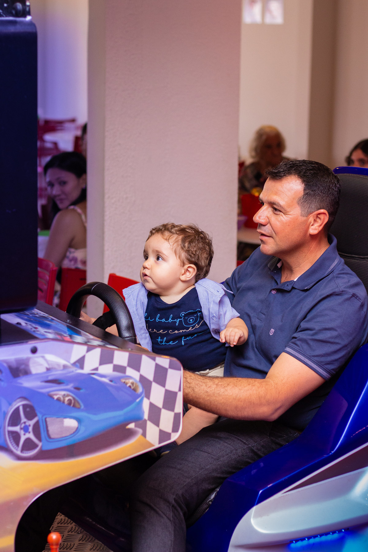 Pai e filho jogando video game em aniversário
