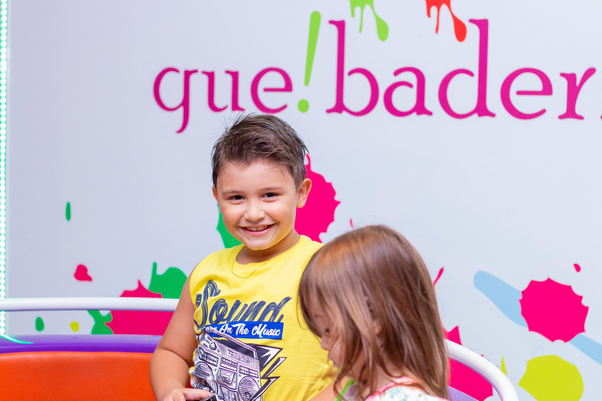 Garoto rindo em brinquedo labamba