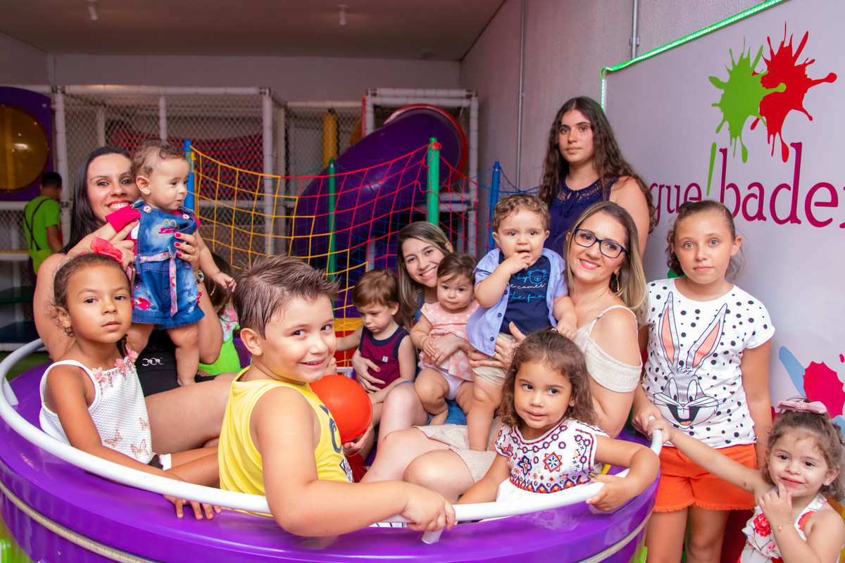 Aniversariante e convidados no brinquedo labamba