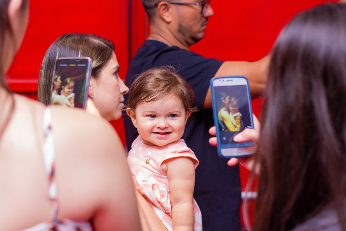 Nenê sorrindo para celular