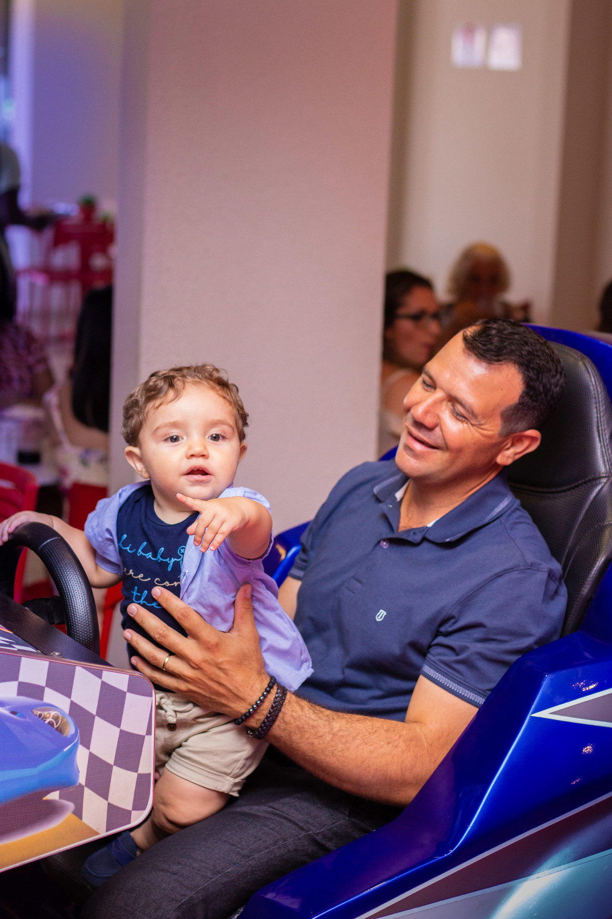 Pai e filho se divertindo em video game