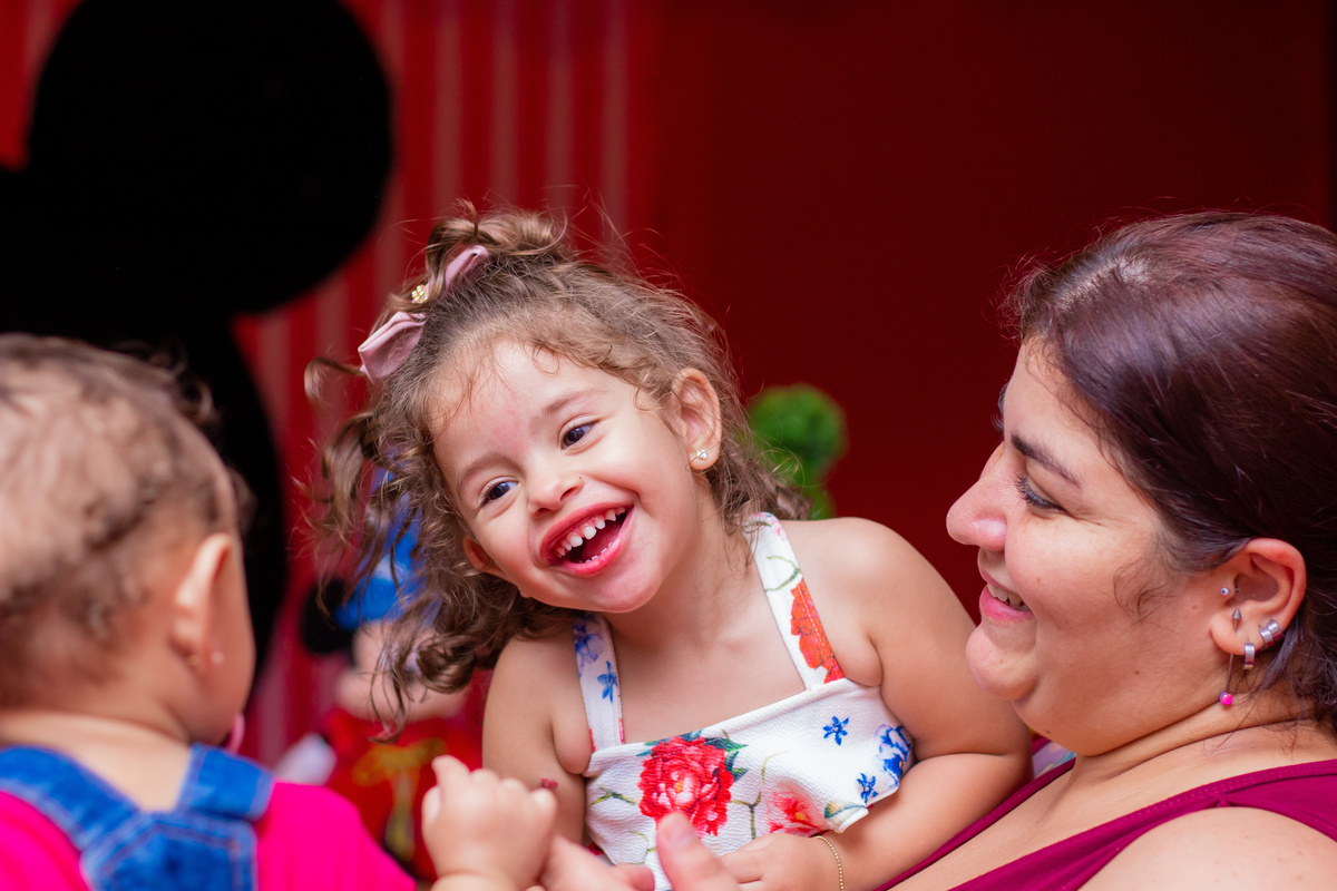 Nenê sorrindo para sua amiguinha