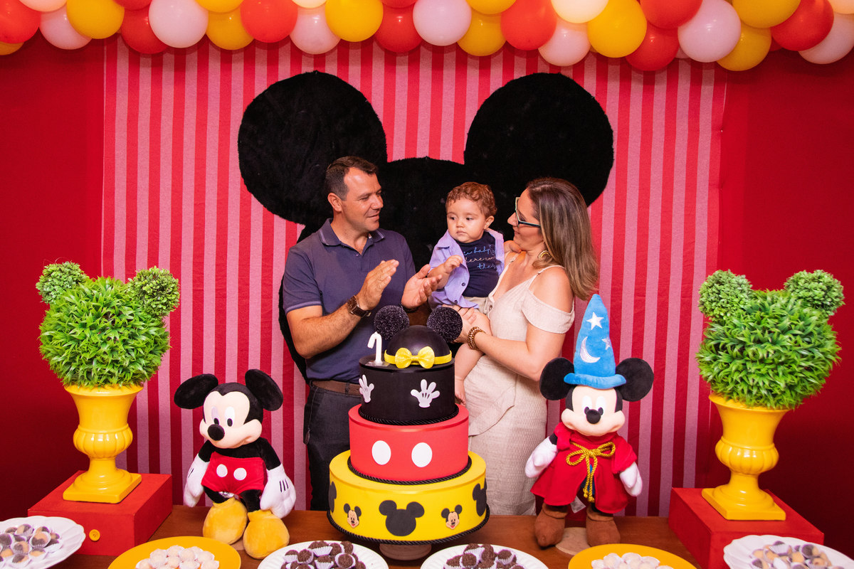 pais e filho cantando parabéns em aniversário