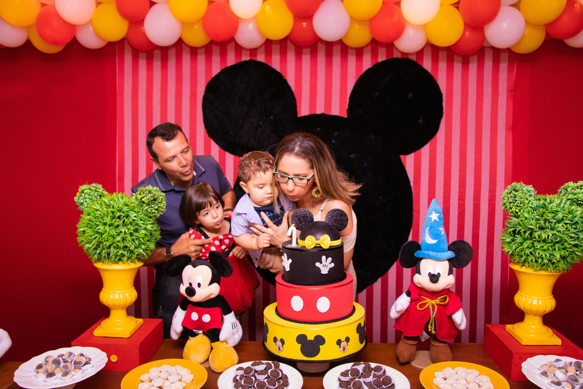 Pais e aniversariante assoprando as velinhas